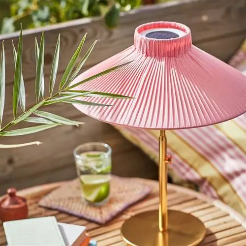 Солнечная лампа ikea solvinden с розовым абажуром и золотой рамой