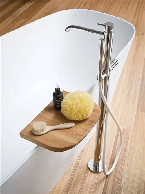 современная отдельностоящая ванна с отдельно стоящим краном