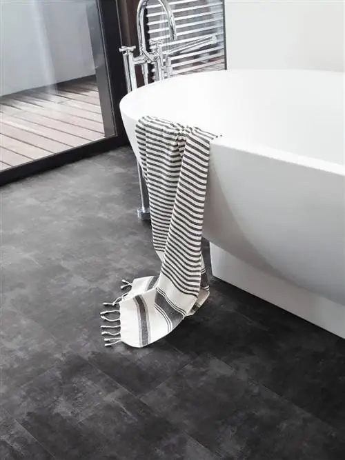 современная ванная комната с черным полом