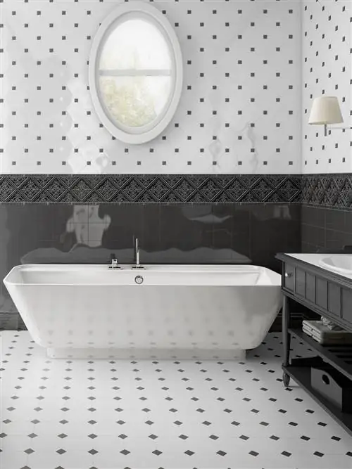 современная отдельностоящая ванна со встроенным смесителем