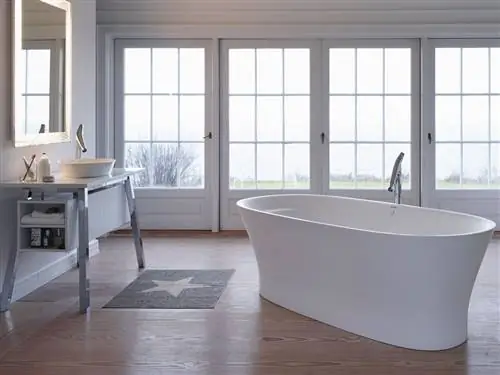 просторная ванная комната с отдельно стоящей ванной