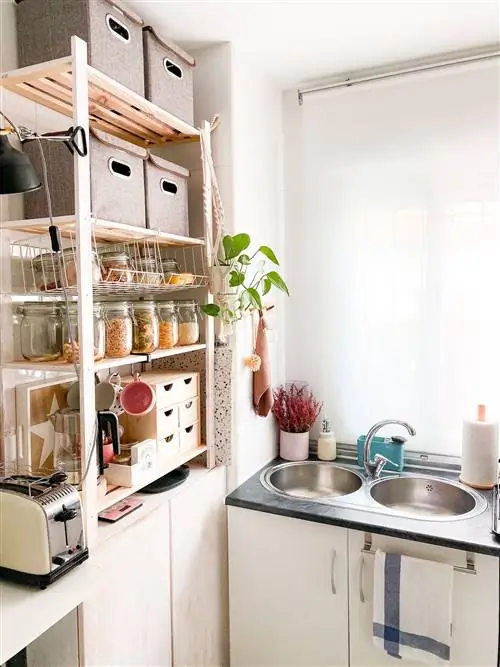 открытые стеллажи с ящиками и баночками на кухне