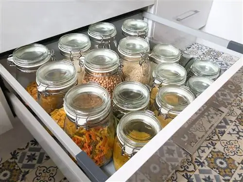 выдвижной ящик со стеклянными банками