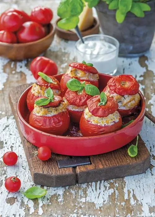 запеченные помидоры, фаршированные курицей и булгуром