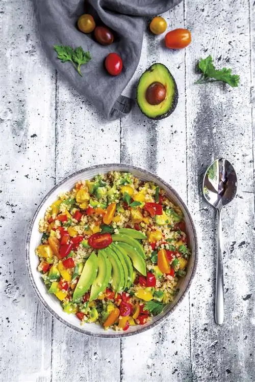 бутерброд с пастрами и овощной начинкой