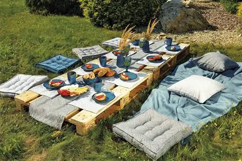 стол в саду из поддонов