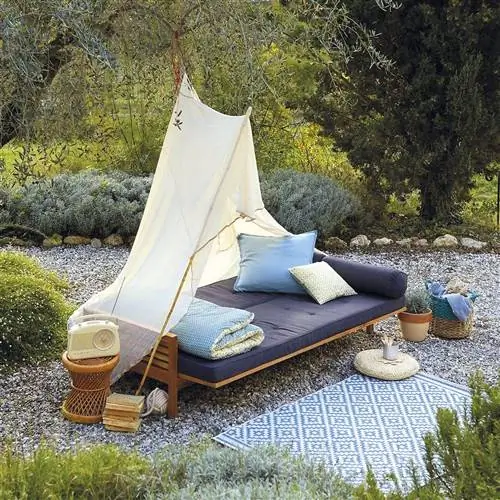 расслабьтесь в тенистой кушетке в саду