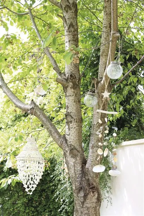 фонарик своими руками висит на дереве