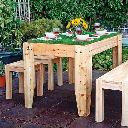 деревянный стол для сада с травой