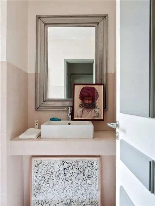 маленькая ванная со встроенной мебелью