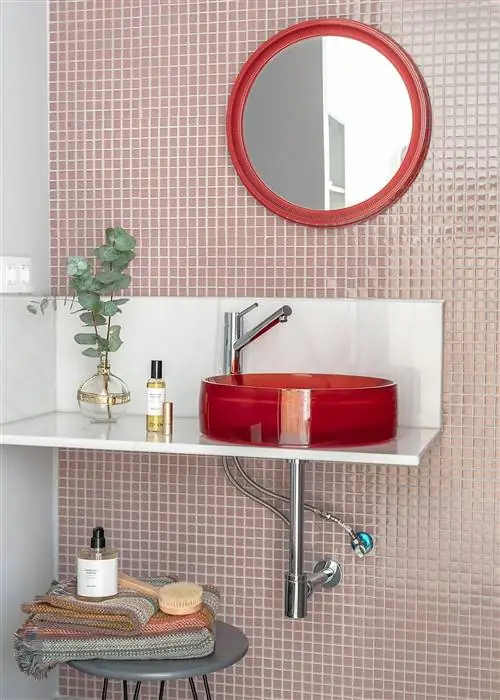 ванная комната с красной круглой раковиной и зеркалом