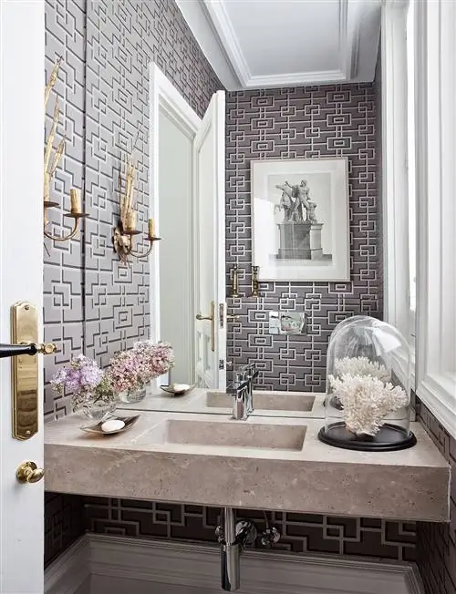 ванная комната с серыми обоями с геометрическим рисунком