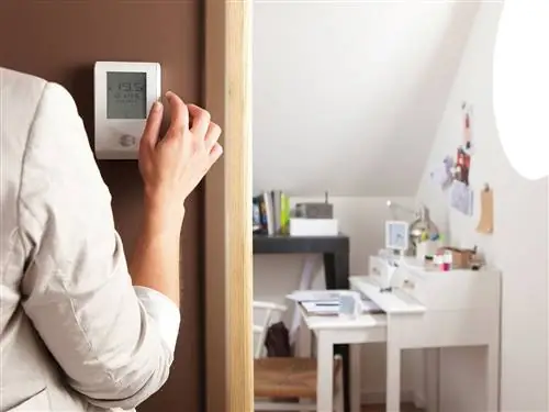 Комната, Дизайн интерьера, Стена, Запястье, Рабочий стол, Письменный стол, Устройство отображения, Канцелярские товары, Стеллажи,