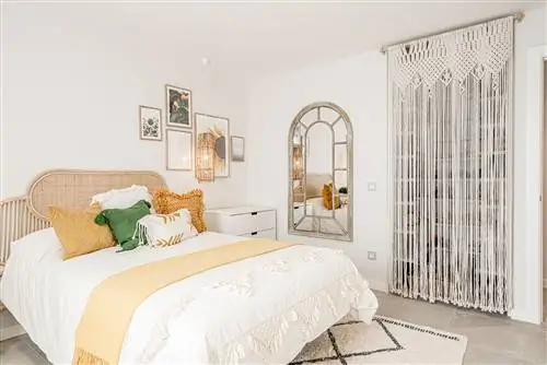 Молодежная спальня в стиле бохо, оформленная в горчичных и зеленых тонах с использованием натуральных волокон