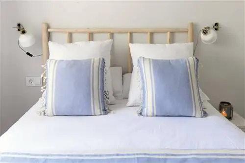 квартира в 50 м от пляжа спальня с деревянным изголовьем