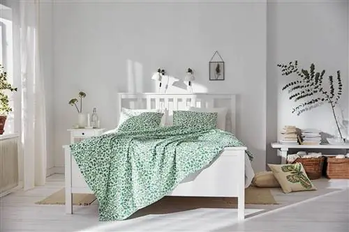 изголовье кровати