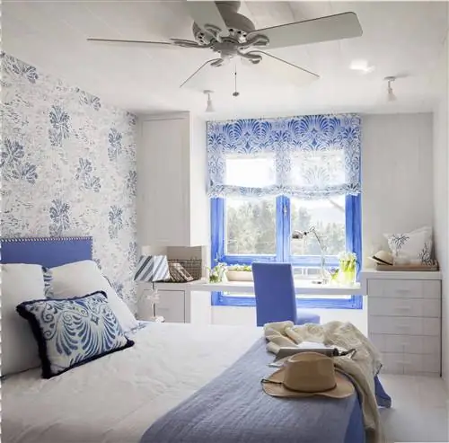 спальня оформлена в бело-голубых тонах в средиземноморском стиле