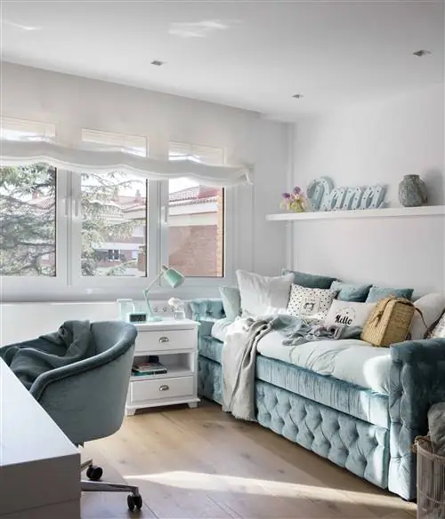 Спальня для подростка с раскладной кроватью и рабочим креслом, обитым бирюзово-синим бархатом