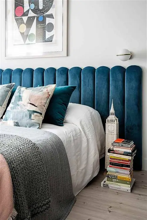 изголовье в синем цвете