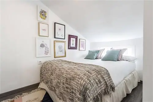 мансарда в мадридской белой спальне со скошенными потолками