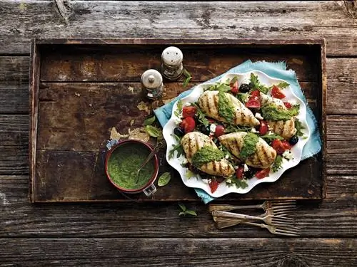 курица гриль с зеленым соусом