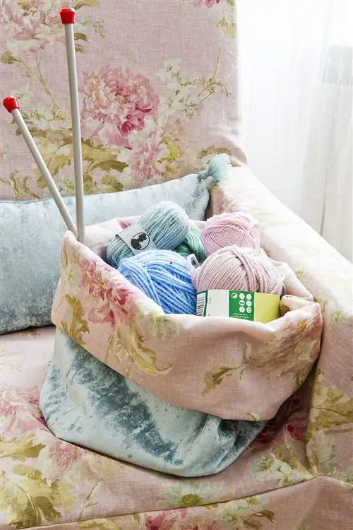 ткачество, местное хобби своими руками. Подпись: кресло с мягкой обивкой. Легкое изготовление. Деталь ткани. Чехол из ткани с цветочным принтом. Сумка для шитья. Шарики шерсти. Спицы