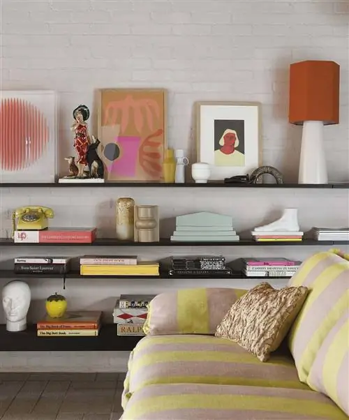 гостиная с белой кирпичной стеной и черным мягким