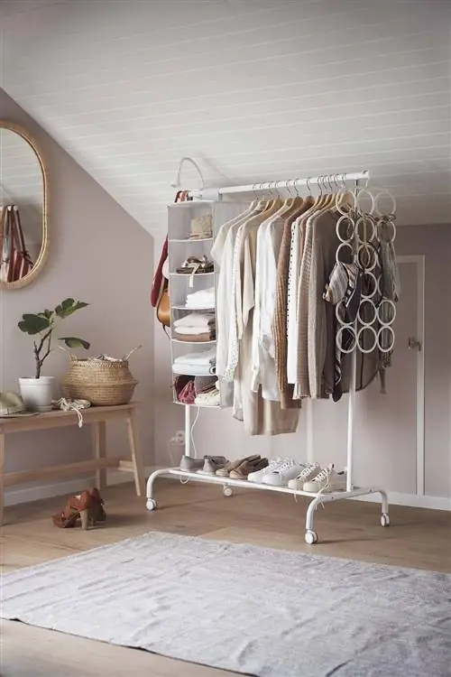 мансардная спальня с вешалкой для одежды