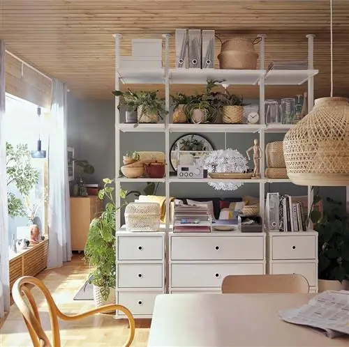 гостиная отделена открытым белым книжным шкафом