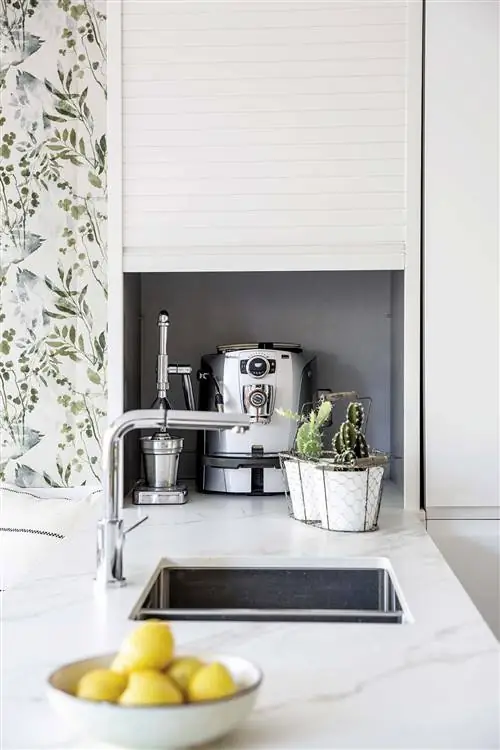 современная кухня с функциональной мебелью и мраморной столешницей