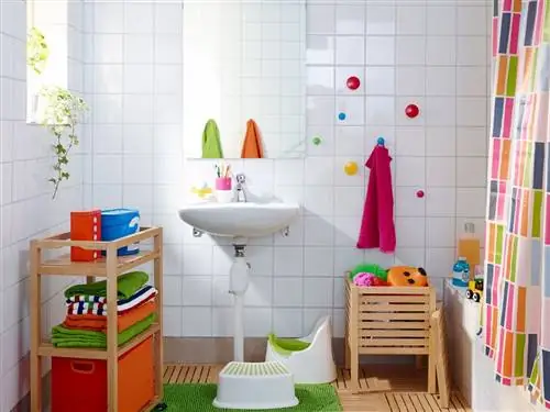 детская ванная комната ikea со скамейкой для доступа к раковине