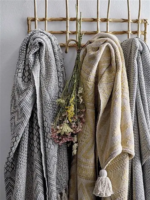 пледы идеи декора, висящие на стене бамбуковая вешалка