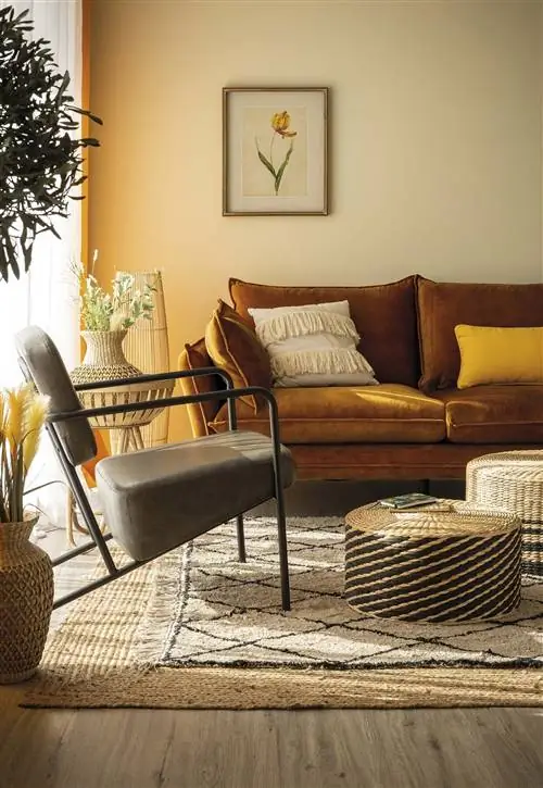 идеи деко теплая гостиная с коврами внахлест