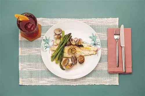 морской окунь с моллюсками и дикой спаржей