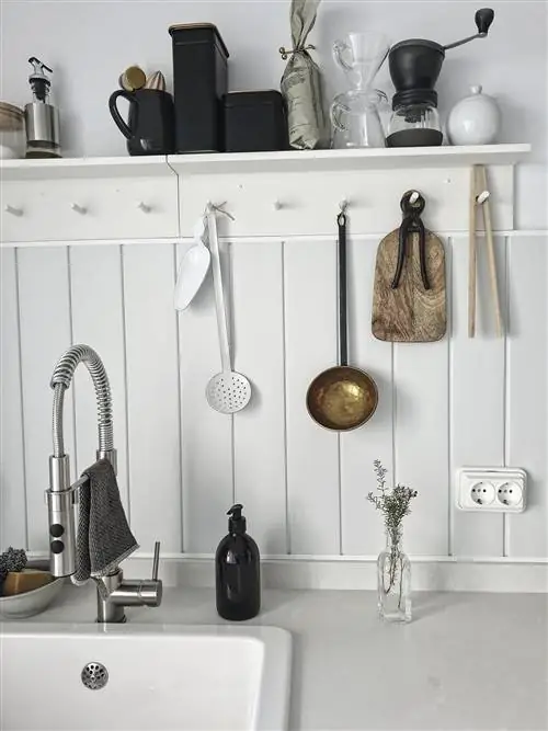 таунхаус anniegg67 белая кухня с черными аксессуарами