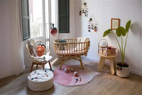 детская комната с мини-кроваткой и моющимися ковриками от lorena canals