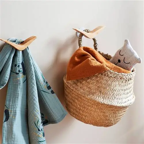 детская комната с корзинами для организации, атмосфера редута интерьеров