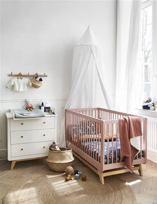 детская комната с белым комодом и розовой кроваткой от reodute interieurs