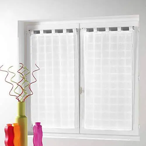 белая сетчатая занавеска