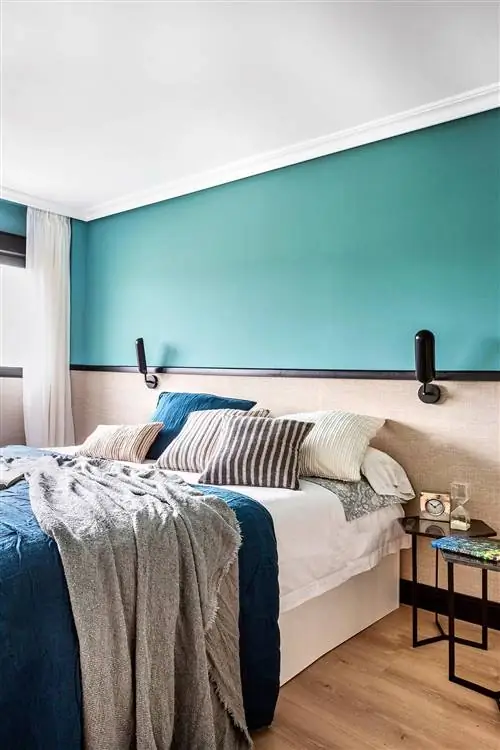 Дом Aravaca отремонтировал зеленую спальню с плинтусом