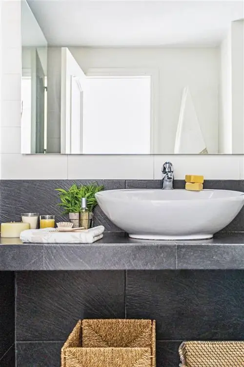 отремонтированная ванная комната в доме Аравака со встроенной столешницей