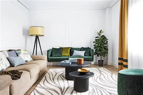 отремонтированная гостиная дома аравака с лепниной на стенах