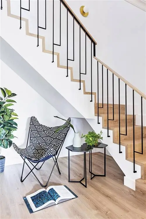 отремонтированный угловой дом аравака с креслом под лестницей