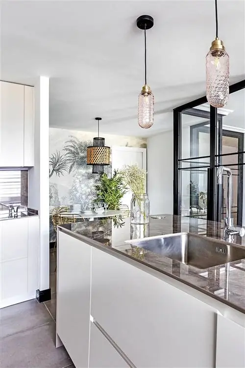 отремонтированная кухня в доме Аравака с островом и офисом