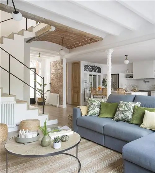 отремонтированная гостиная с синим диваном