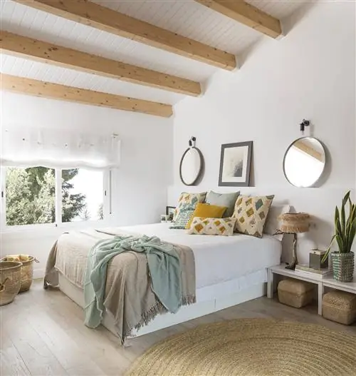 награжденный дом, отремонтированная белая спальня с волокном