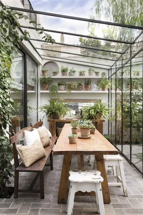 Отреставрированный удостоенный наград дом с застекленной столовой на открытом воздухе