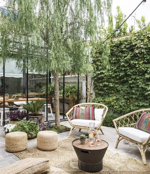 награжденный дом, отремонтированный внутренний дворик с сиденьями из стекловолокна