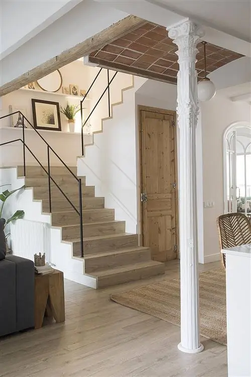 награжденный дом с отремонтированной деревянной лестницей