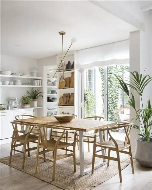 Преобразованная столовая дома с деревянным столом